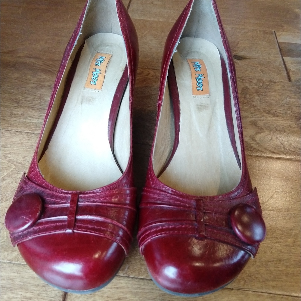 Miz Mooz Trimble Pump in red size 6